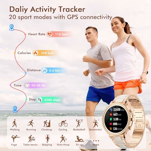 Twee mensen joggen op het strand met activiteiten-tracker details.