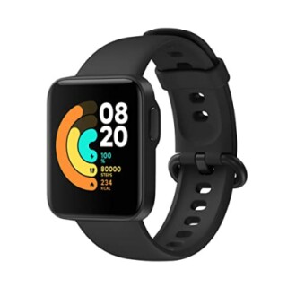 Zwarte smartwatch met tracker en kleurrijk scherm.