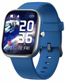 Blauwe smartwatch met ruimte-thema op het scherm.