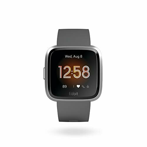 Grijze Fitbit smartwatch met digitale wijzerplaat