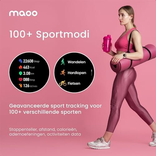 Vrouw met fitness tracker en yogamat