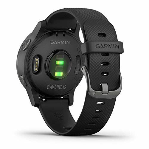 Achteraanzicht van een Garmin smartwatch met groene sensoren.