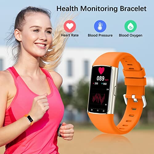 Vrouw met gezondheidsmonitor armband om pols