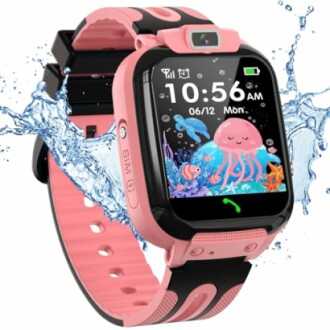 Waterdichte roze smartwatch voor kinderen met oceaanillustratie op het scherm.