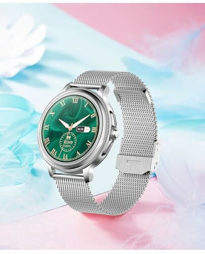 Zilveren smartwatch met groene wijzerplaat en mesh band