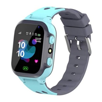 Blauwe smartwatch met siliconen band en touchscreen.