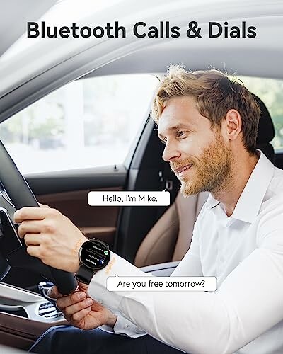 Man voert een gesprek via smartwatch in de auto.