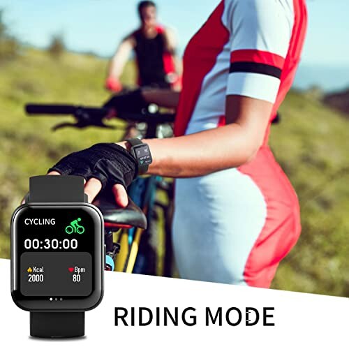 Fietser met smartwatch in fietsmodus