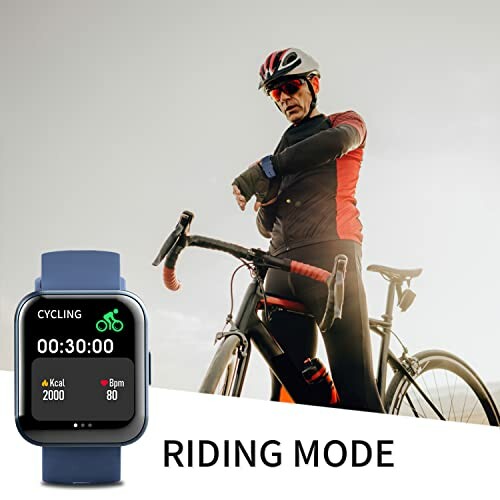 Fietser met smartwatch in rijmodus