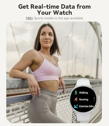 Vrouw draagt smartwatch voor fitnessgegevens