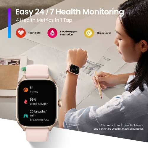 Vrouw draagt smartwatch met gezondheidsmonitoring