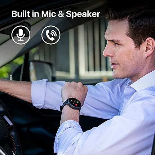 Man gebruikt smartwatch met microfoon en luidspreker in auto.