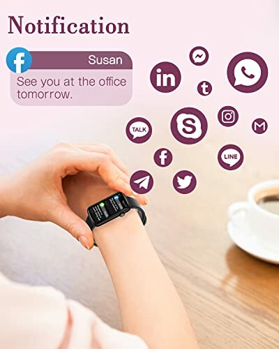 Hand met smartwatch en sociale media-iconen