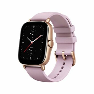 Smartwatch met roze band en goudkleurige behuizing