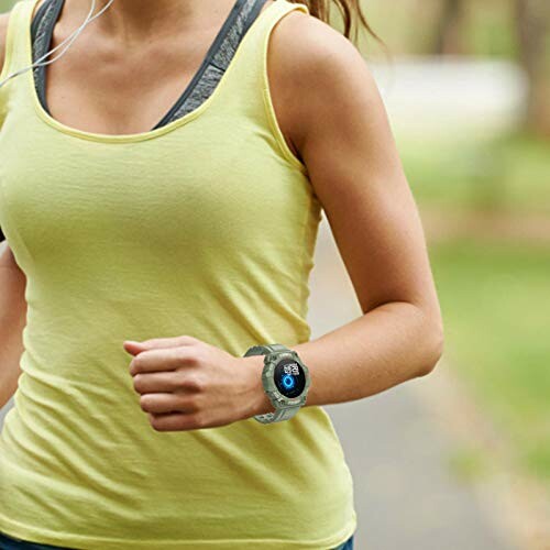 Vrouw joggend met smartwatch in park