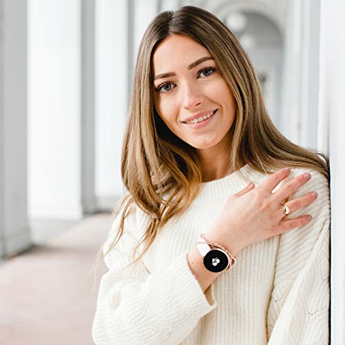 Vrouw draagt een smartwatch in een gang