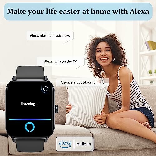 Vrouw gebruikt Alexa op smartwatch in woonkamer.